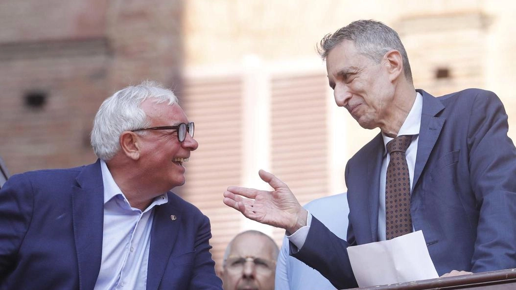 Roberto Papei e Marco Minucci, capitani di Civetta e Leocorno, sul palco durante le batterie Roberto Papei e Marco Minucci, capitani di Civetta e Leocorno, sul palco durante le batterie