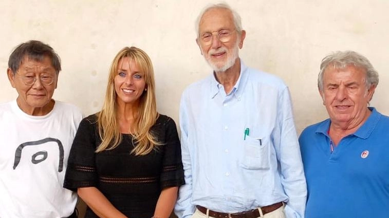 Da sinistra lo scultore Kan Yasuda, il vicesidnaco Francesca Bresciani, l’architetto Renzo Piano e il maestro artigiano Giorgio Angeli Da sinistra lo scultore Kan Yasuda, il vicesidnaco Francesca Bresciani, l’architetto Renzo Piano e il maestro artigiano Giorgio Angeli