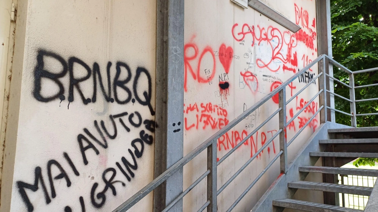 Le scritte vergate probabilmente l’altra notte sui muri del complesso ex Cavanis a Porcari Le scritte vergate probabilmente l’altra notte sui muri del complesso ex Cavanis a Porcari