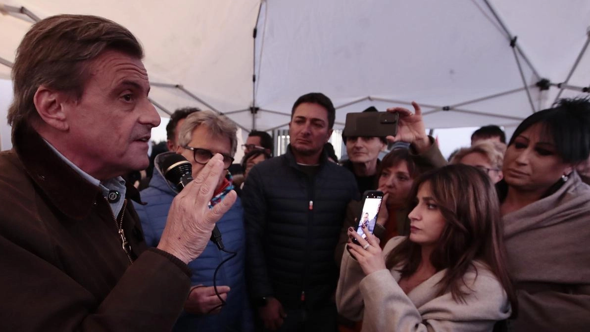 Il leader di Azione ha incontrato i lavoratori indicando la sua ’ricetta’ per evitare la chiusura del sito senese "Far valere la clausola del Golden power, abbassare i costi energetici del settore e portare un nuovo prodotto". Il leader di Azione ha incontrato i lavoratori indicando la sua ’ricetta’ per evitare la chiusura del sito senese "Far valere la clausola del Golden power, abbassare i costi energetici del settore e portare un nuovo prodotto".