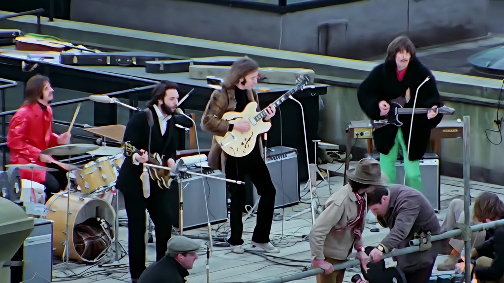Un momento del mitico concerto dei quattro ’ragazzi’ di Liverpool sul tetto dell’edificio di Londra. che ospitava gli uffici della loro casa discografica Un momento del mitico concerto dei quattro ’ragazzi’ di Liverpool sul tetto dell’edificio di Londra. che ospitava gli uffici della loro casa discografica