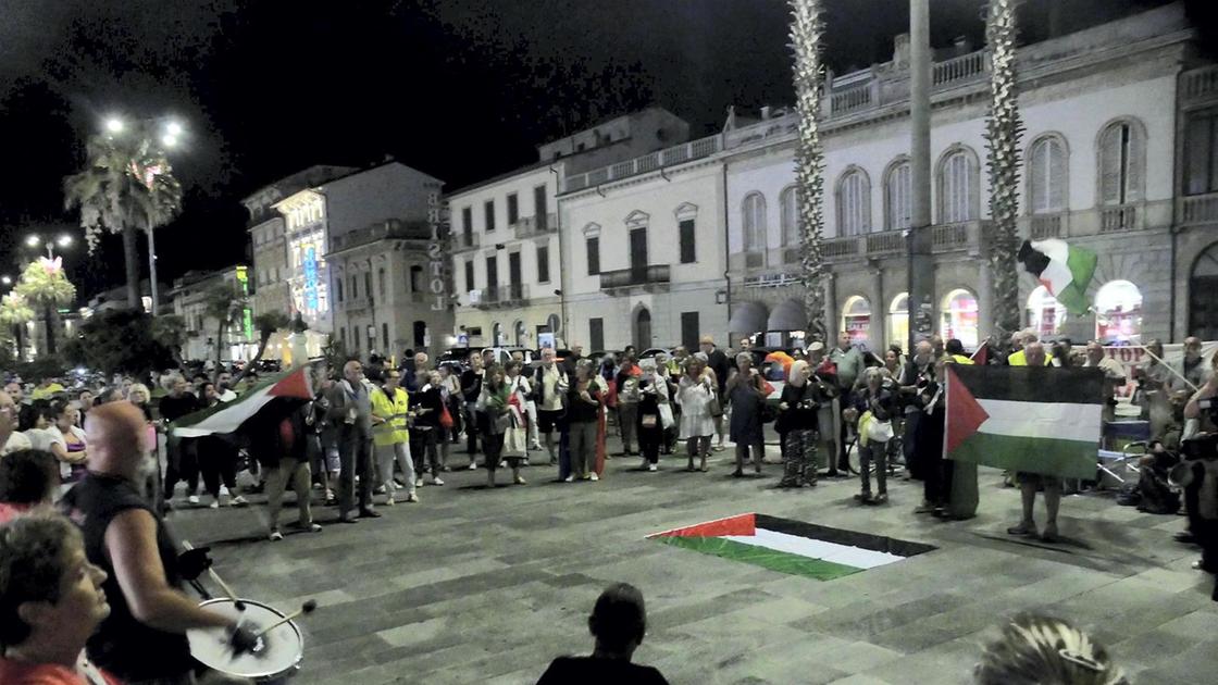 https://www.lanazione.it/image-service/view/acePublic/alias/contentid/YzAyNGVjZTEtNjQ3Mi00/0/disertiamo-il-silenzio-liniziativa-rumorosa-per-solidarieta-con-gaza.jpeg?f=16:9&w=1200&h=630