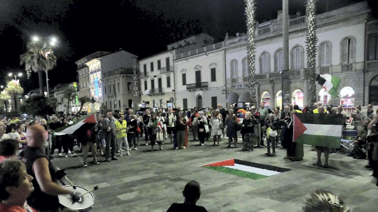 Un momento della manifestazione pro Palestina tenutasi domenica sera
