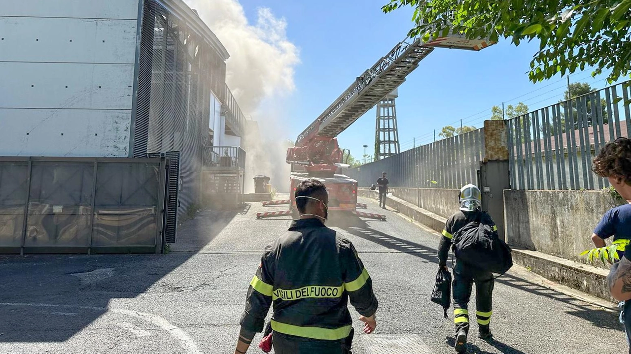 L’intervento dei vigili del fuoco lo scorso 18 giugno per domare l’incendio scoppiato al entro commerciale Esselunga di via Gramsci (FotoGermogli)