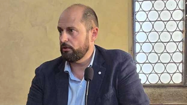 Nicola Carini è capogruppo di Fratelli d’Italia nel consiglio comunale a Cortona. Secondo lui, la situazione attuale alla Fratta «compromette la qualità dell’assistenza e genera confusione e preoccupazione tra cittadini e operatori»