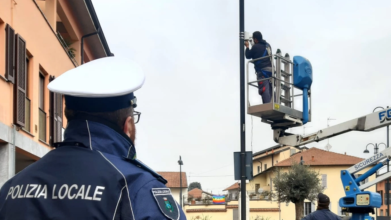 Un tecnico impegnato a installare una telecamera al semaforo per la rilevazione delle infrazioni (foto d’archivio) Un tecnico impegnato a installare una telecamera al semaforo per la rilevazione delle infrazioni (foto d’archivio)