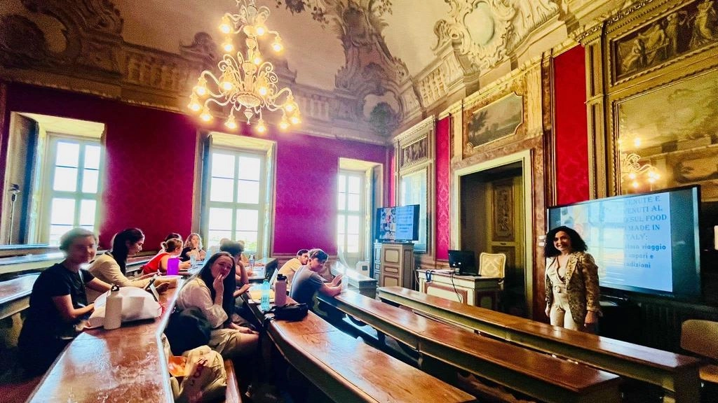 Anche l’Università per Stranieri, nel suo ruolo di divulgatrice della lingua e della cultura italiana, partecipa alle celebrazioni per... Anche l’Università per Stranieri, nel suo ruolo di divulgatrice della lingua e della cultura italiana, partecipa alle celebrazioni per...