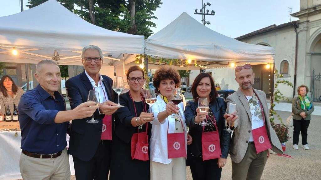 Brindisi finale al termine della manifestazione. con Marco Bernardini, Ferdinando Betti, Luisa Innocenti, Sandra Neri e Alessio Guazzini Brindisi finale al termine della manifestazione. con Marco Bernardini, Ferdinando Betti, Luisa Innocenti, Sandra Neri e Alessio Guazzini