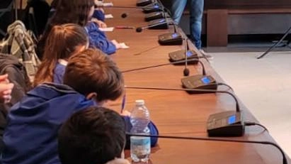 Gli alunni mentre ascoltano la «lezione» del consigliere Andrea Calcagnini (Insieme per Pietrasanta) Gli alunni mentre ascoltano la «lezione» del consigliere Andrea Calcagnini (Insieme per Pietrasanta)