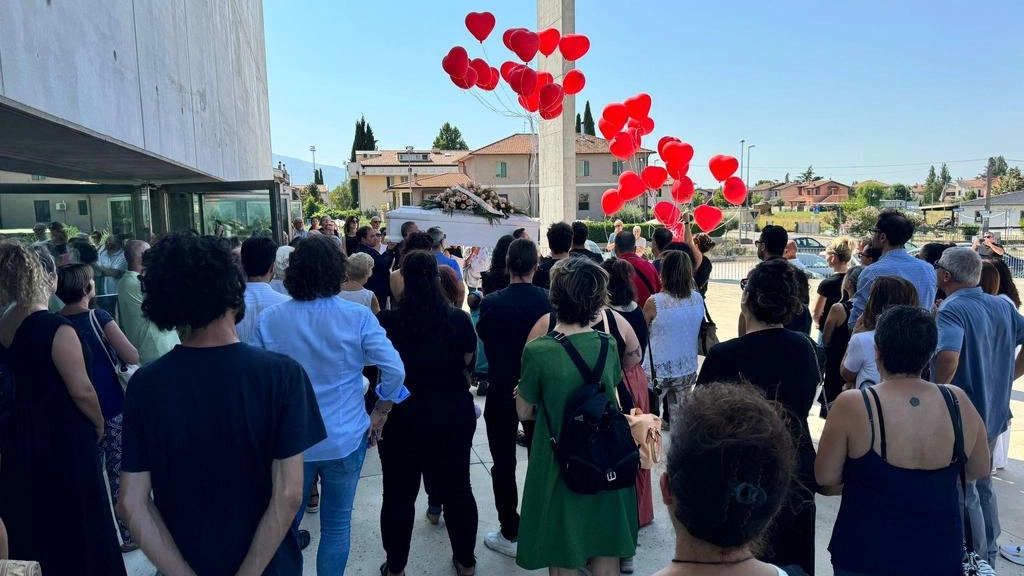 Palloncini rossi a forma di cuore lanciati in cielo fuori dalla chiesa di San Paolo Palloncini rossi a forma di cuore lanciati in cielo fuori dalla chiesa di San Paolo