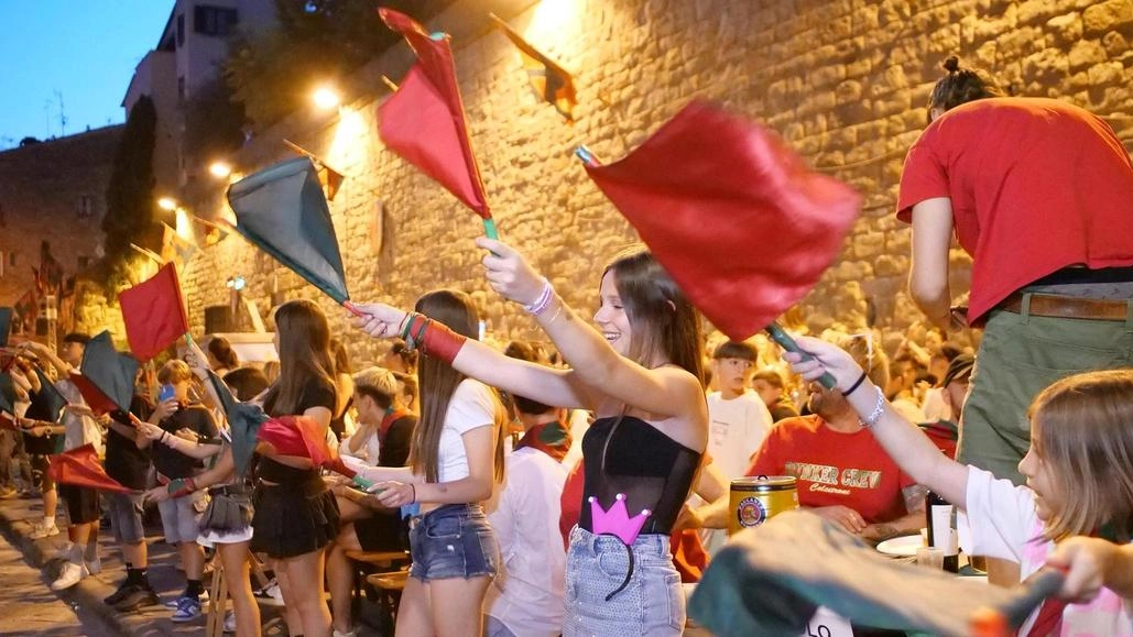 Ogni quartiere mette in campo lunghe tavolate, bar e ristoranti aperti sotto le stelle Ogni quartiere mette in campo lunghe tavolate, bar e ristoranti aperti sotto le stelle