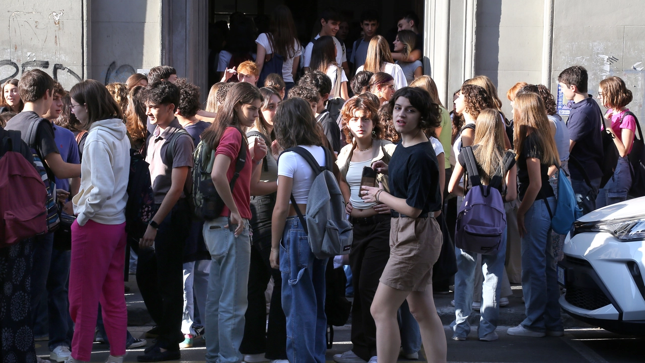 PRESSPHOTO Firenze primo giorno di scuola, studenti al Liceo Michelangelo e Duca D'Aosta. Foto Marco Mori /New Press Photo PRESSPHOTO Firenze primo giorno di scuola, studenti al Liceo Michelangelo e Duca D'Aosta. Foto Marco Mori /New Press Photo