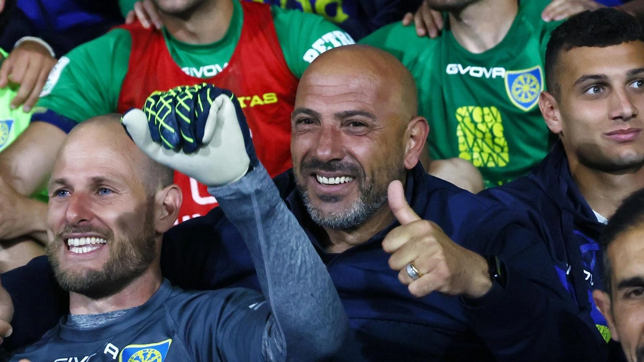 Il tecnio della Cararese Antonio Calabro festeggia la salvezza, raggiunta con un turno di anticipo, insieme alla squadra Il tecnio della Cararese Antonio Calabro festeggia la salvezza, raggiunta con un turno di anticipo, insieme alla squadra