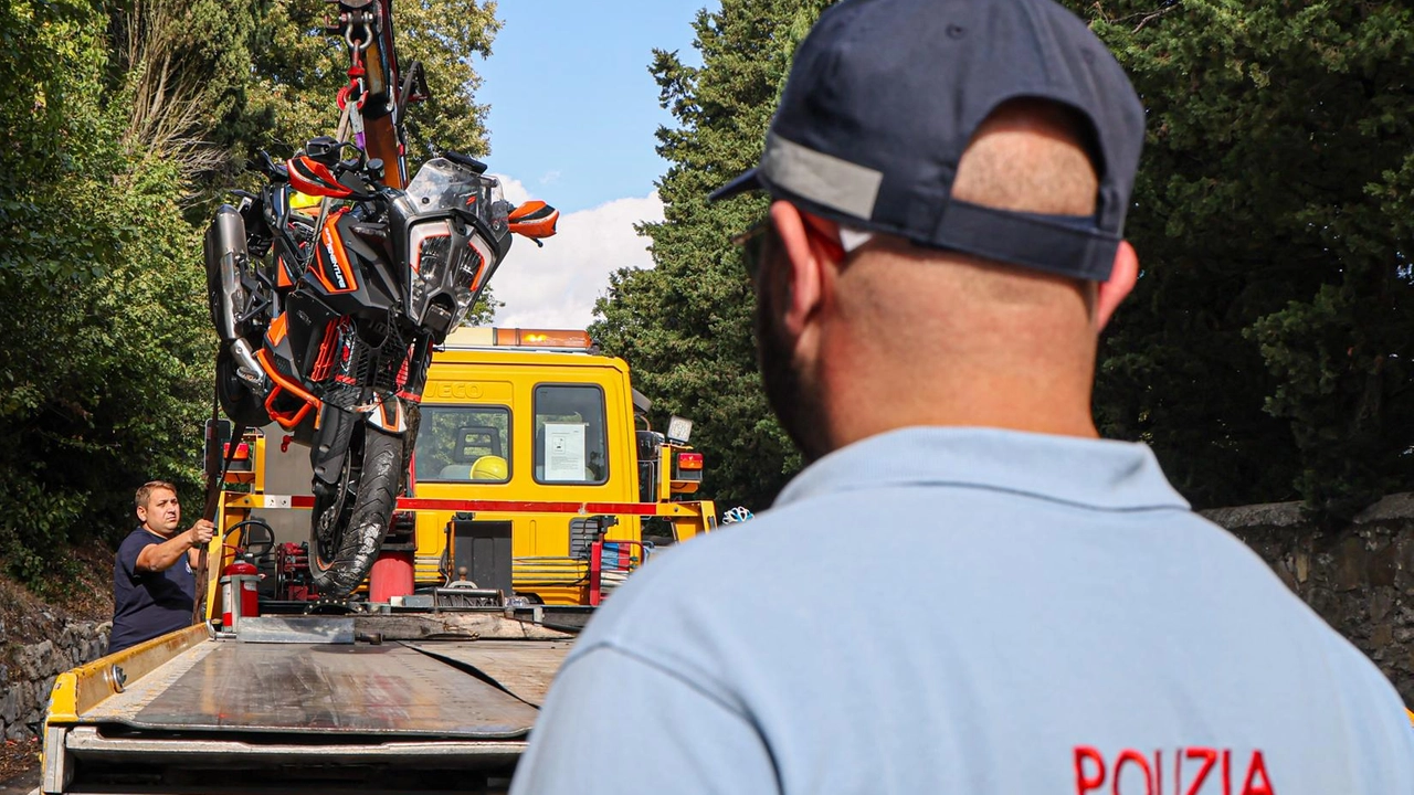 Incidente a Vaglia: auto fuori controllo causa scontro. Anziano in ospedale in condizioni gravi, ma la famiglia a bordo dell'altra vettura ha riportato solo lievi ferite. L'episodio mette in luce la mancanza di sicurezza stradale nonostante la circonvallazione esterna del paese. Incidente a Vaglia: auto fuori controllo causa scontro. Anziano in ospedale in condizioni gravi, ma la famiglia a bordo dell'altra vettura ha riportato solo lievi ferite. L'episodio mette in luce la mancanza di sicurezza stradale nonostante la circonvallazione esterna del paese.