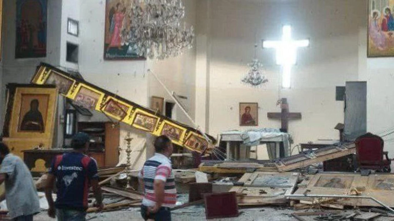 Kamikaze in chiesa, ha sparato e si è fatto esplodere Kamikaze in chiesa, ha sparato e si è fatto esplodere