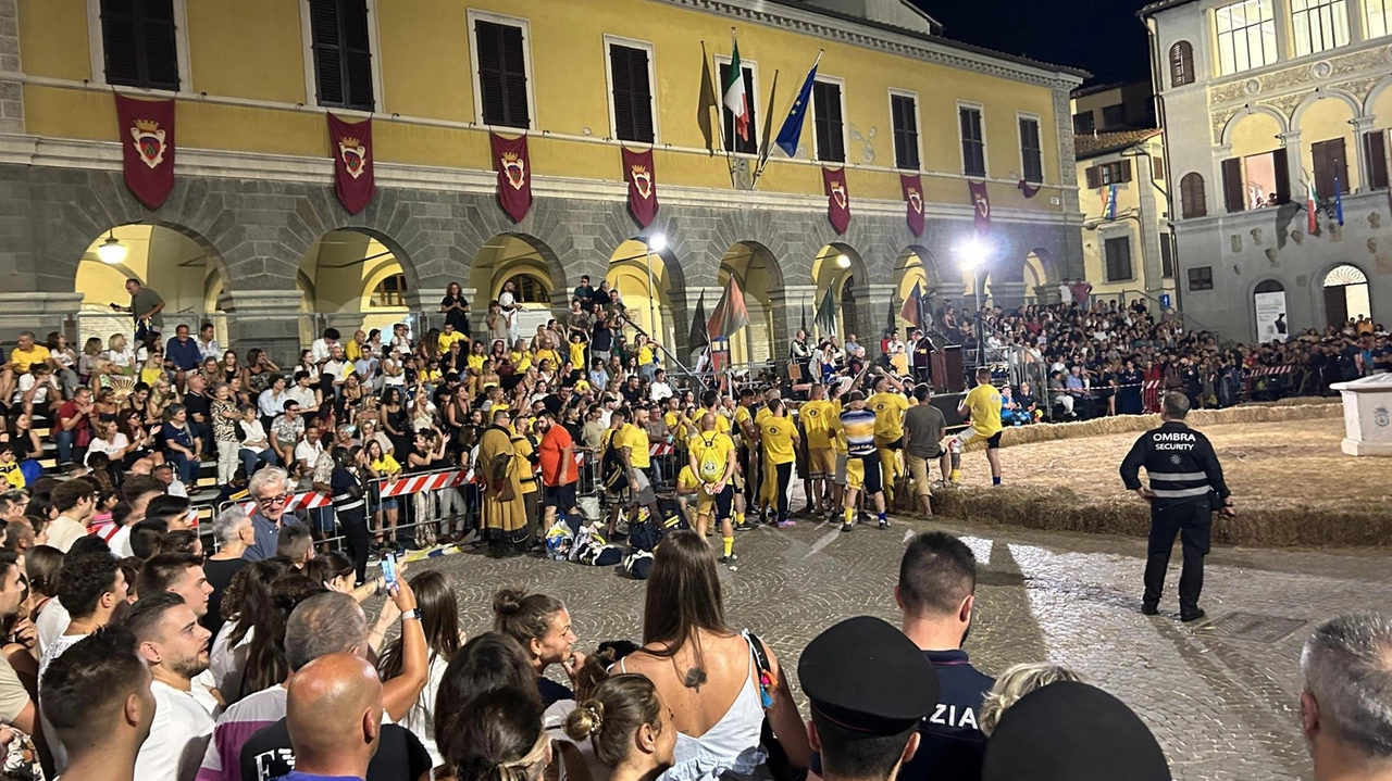 Il gioco del Pozzo della scorsa estate finito con lanci di cottiglie e liti Il gioco del Pozzo della scorsa estate finito con lanci di cottiglie e liti