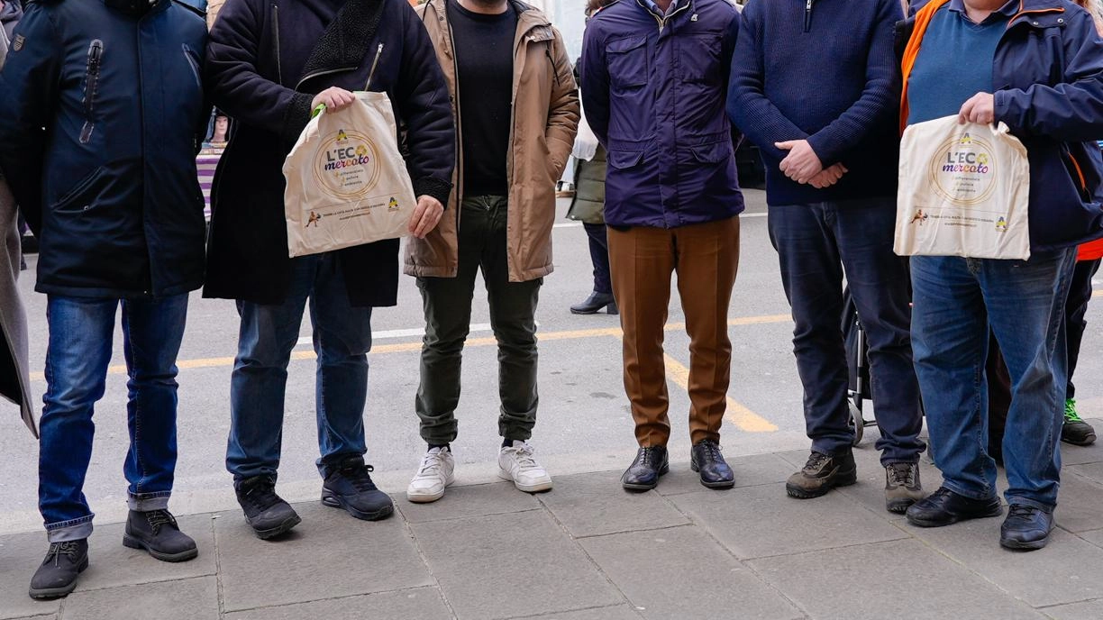 Anche al mercato si fa la raccolta differenziata. Ieri aè stato sottoscritto un protocollo d’intesa tra Alia Multiutility, Comune, e... Anche al mercato si fa la raccolta differenziata. Ieri aè stato sottoscritto un protocollo d’intesa tra Alia Multiutility, Comune, e...
