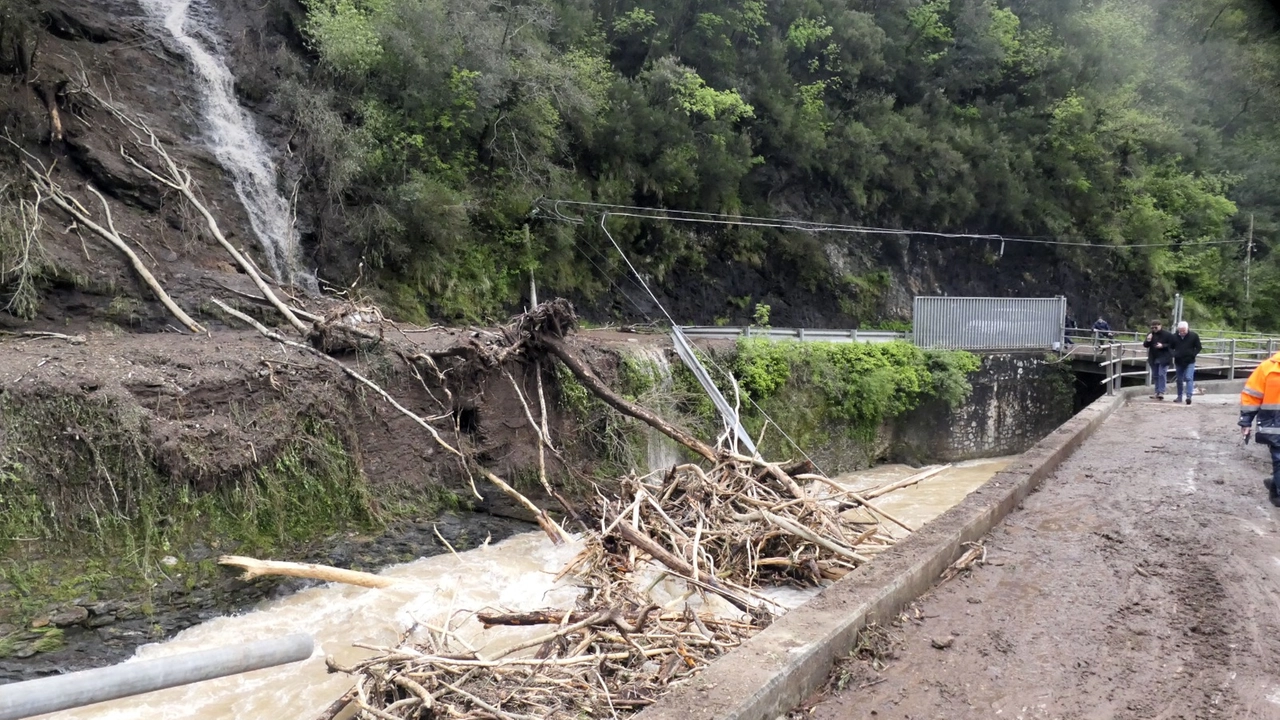 Maltempo, Versilia devastata dalle frane: centinaia le persone isolate tra Lucca e Massa Carrara