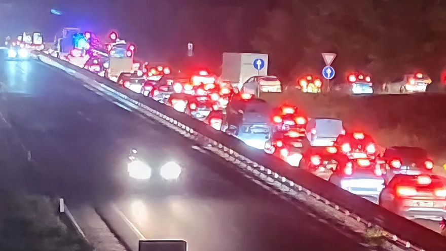 Nel tardo pomeriggio di lunedì sull’Autopalio all’altezza dello svincolo Colle sud, dove una coda. si è allungata per chilometri sulla corsia nord, a causa di un incidente avvenuto poco dopo l’ingresso nel raccordo in direzione Firenze Nel tardo pomeriggio di lunedì sull’Autopalio all’altezza dello svincolo Colle sud, dove una coda. si è allungata per chilometri sulla corsia nord, a causa di un incidente avvenuto poco dopo l’ingresso nel raccordo in direzione Firenze