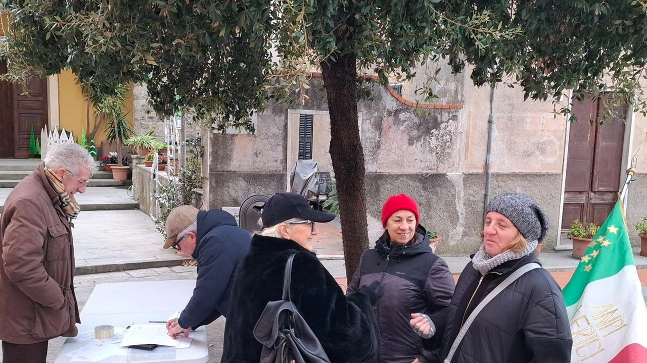 La prima giornata di raccolta firme organizzata nelle scorse settimane dall’Anpi Lerici La prima giornata di raccolta firme organizzata nelle scorse settimane dall’Anpi Lerici