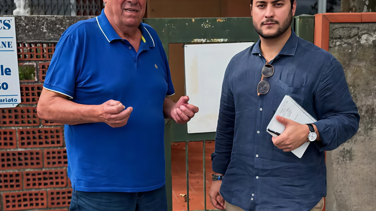 Andrea Tosi con il residente Riccardo Bertoloni (a sinistra). durante il sopralluogo