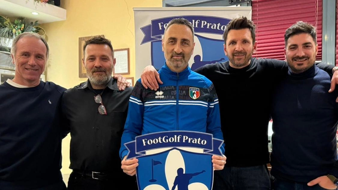 Il nuovo innesto Stefano Santoni (al centro) con la dirigenza del Footgolf Prato Il nuovo innesto Stefano Santoni (al centro) con la dirigenza del Footgolf Prato