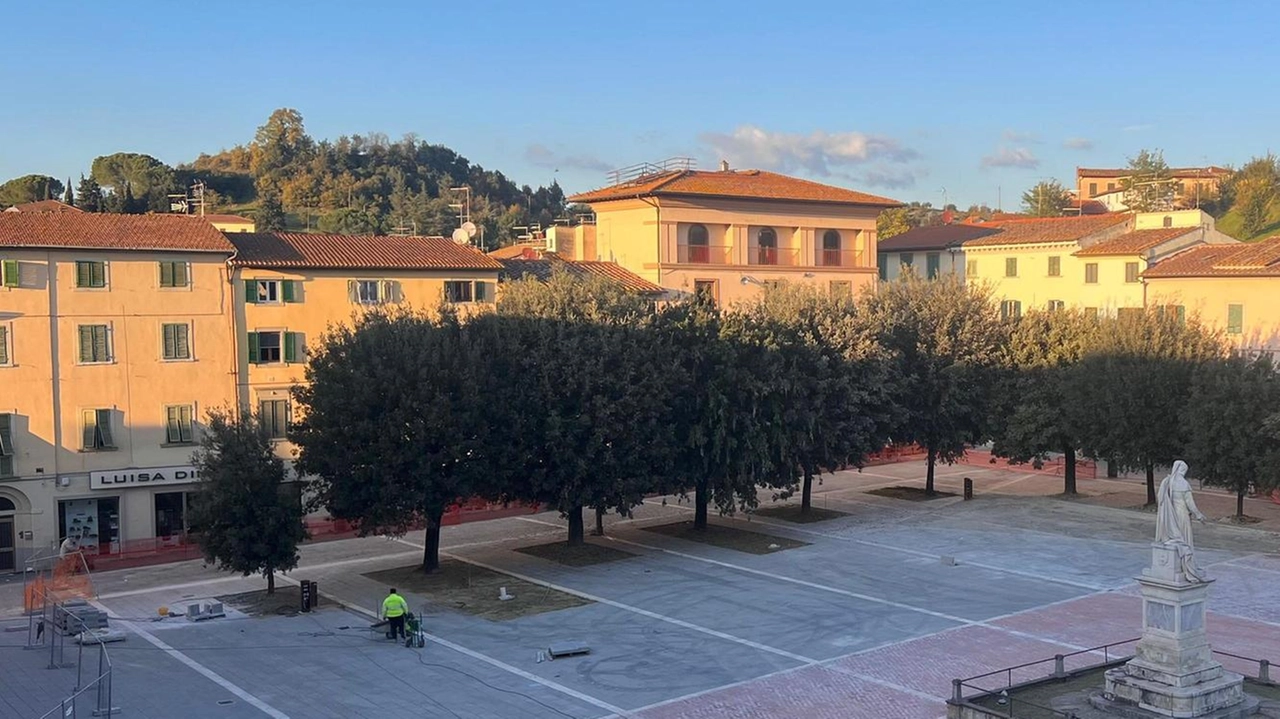 Un’immagine di piazza Boccaccio che mostra come siano. ormai prossimi alla conclusione i lavori di ristrutturazione Un’immagine di piazza Boccaccio che mostra come siano. ormai prossimi alla conclusione i lavori di ristrutturazione