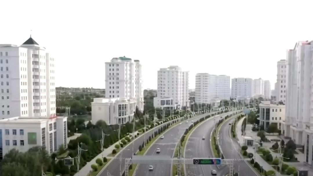 Ashgabat, foto estratta da un video del canale Geopop: si vede come il marmo sia parte esclusiva del territorio Ashgabat, foto estratta da un video del canale Geopop: si vede come il marmo sia parte esclusiva del territorio