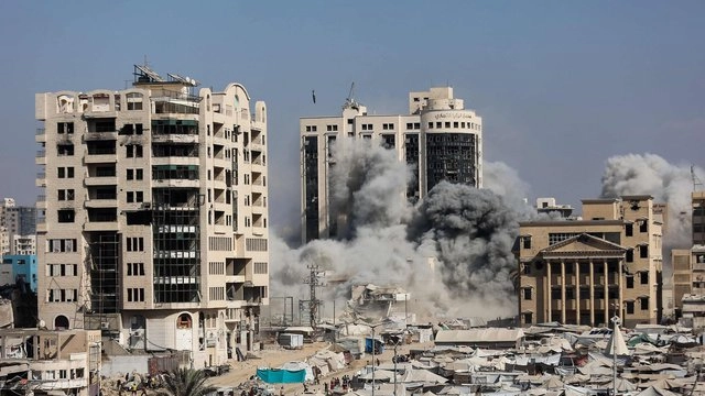 Fumo si alza durante gli attacchi israeliani contro un edificio (foto Ansa) Fumo si alza durante gli attacchi israeliani contro un edificio (foto Ansa)