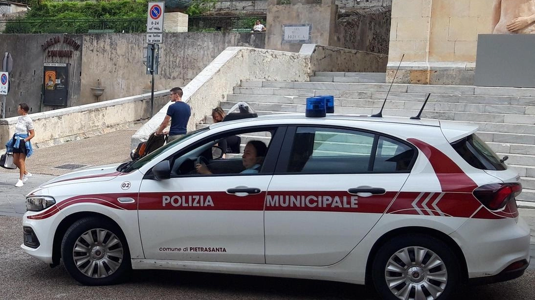 Una pattuglia della polizia municipale durante un’attività di controllo in piazza. Duomo Rispetto alle previsioni le multe elevate sono in aumento