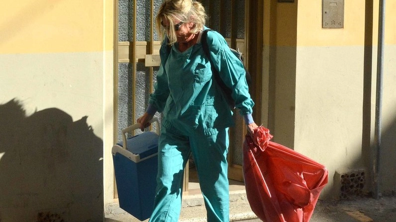 Sopralluogo nell'appartamento in via Montanara dove è stata trovata Cadavere una anziana di 92 anni (Foto Falsetti) Sopralluogo nell'appartamento in via Montanara dove è stata trovata Cadavere una anziana di 92 anni (Foto Falsetti)