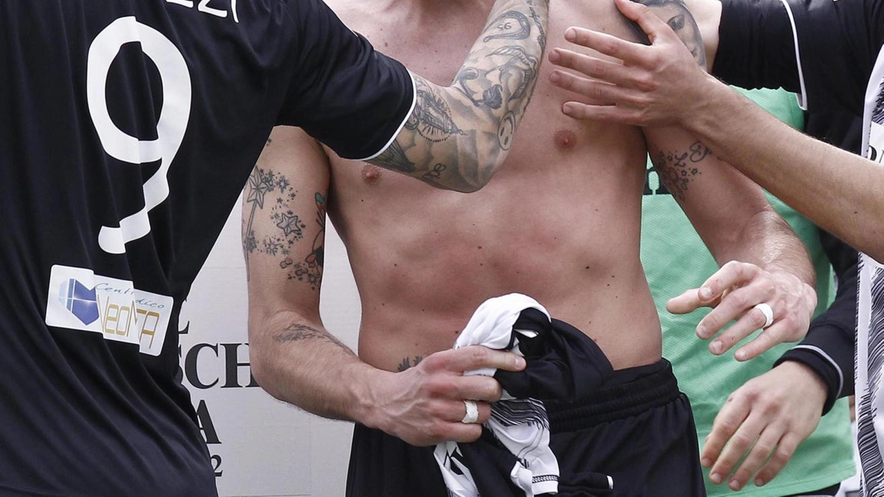 Il calvario e la determinazione di Alessandro Cesarini, ex giocatore del Siena, nel suo percorso di recupero dall'infortunio e il desiderio di tornare in campo. Il calvario e la determinazione di Alessandro Cesarini, ex giocatore del Siena, nel suo percorso di recupero dall'infortunio e il desiderio di tornare in campo.