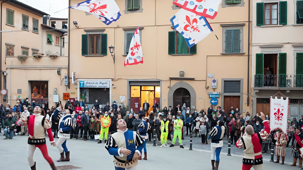 Un’immagine della piazza con gli sbandieratori in occasione di una recente manifestazione (foto d’archivio) Un’immagine della piazza con gli sbandieratori in occasione di una recente manifestazione (foto d’archivio)
