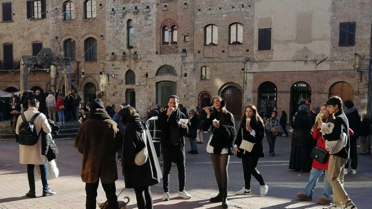 Occupazione media di tre o quattro notti nei 19 hotel della città delle torri. Bene anche l’extralberghiero: molti gli italiani, ma non mancano gli stranieri. Occupazione media di tre o quattro notti nei 19 hotel della città delle torri. Bene anche l’extralberghiero: molti gli italiani, ma non mancano gli stranieri.