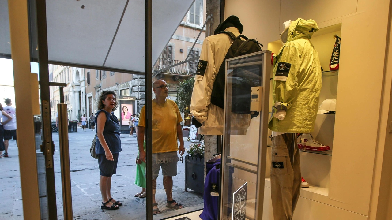 I negozi sono presìdi e luci accese sulle città I negozi sono presìdi e luci accese sulle città