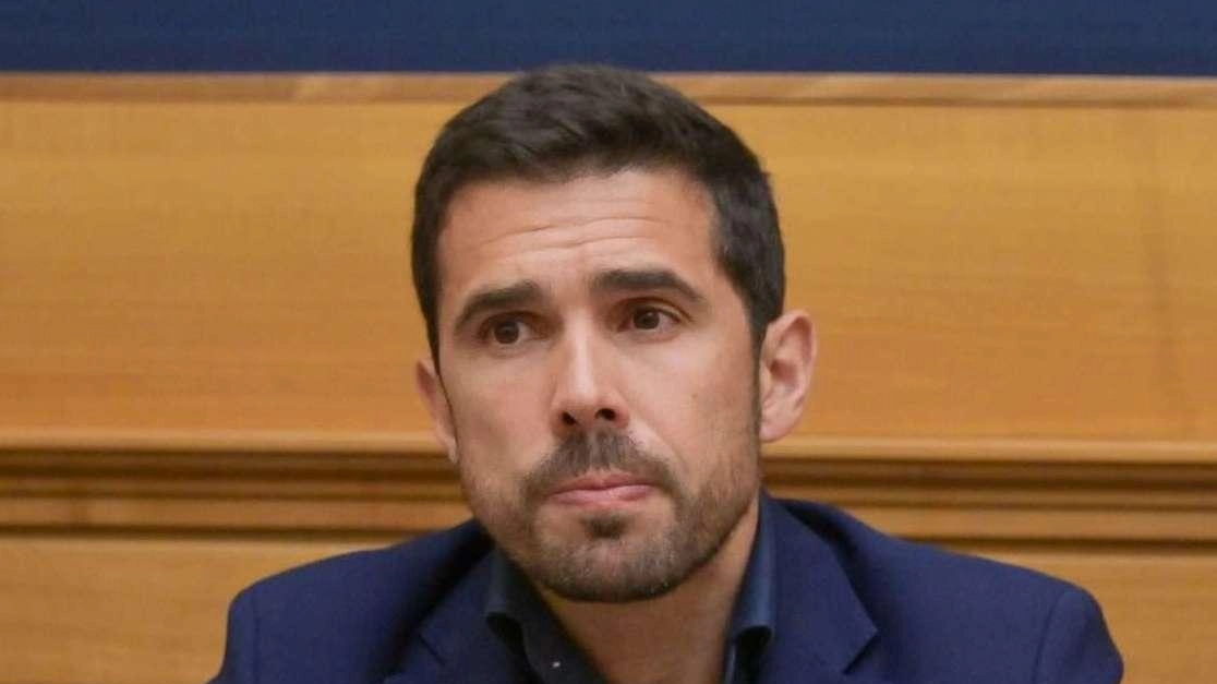 Ritardi nella consegna dei treni ibridi Blues per la tratta Siena-Roma. Fratelli d’Italia chiedono soluzioni rapide, mentre l'assessore Baccelli promette completamento entro l'anno. Polemiche sulle scelte di trasporto e sull'Alta velocità. Ritardi nella consegna dei treni ibridi Blues per la tratta Siena-Roma. Fratelli d’Italia chiedono soluzioni rapide, mentre l'assessore Baccelli promette completamento entro l'anno. Polemiche sulle scelte di trasporto e sull'Alta velocità.