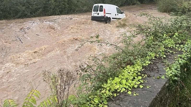 Paura a Ponte allo Spino, conta dei danni in Massetana. Esonda anche il Bolgione. La stazione oggi chiusa fino alle 12 Paura a Ponte allo Spino, conta dei danni in Massetana. Esonda anche il Bolgione. La stazione oggi chiusa fino alle 12