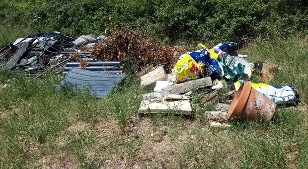 Abbandona un frigorifero in strada, paga 6.500 euro di multa