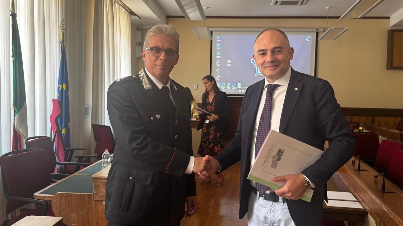 Il tenente colonnello dei Ris di Roma Gregori con il presidente Vinci Il tenente colonnello dei Ris di Roma Gregori con il presidente Vinci
