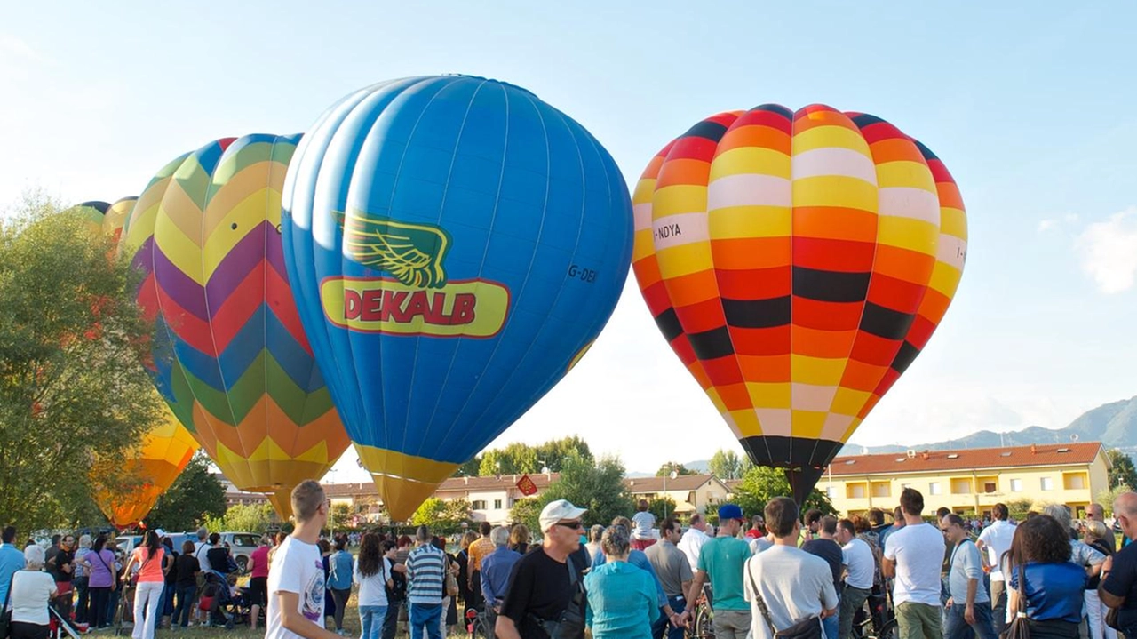Le mongolfiere sono protagoniste al raduno aerostatico di Capannori Le mongolfiere sono protagoniste al raduno aerostatico di Capannori