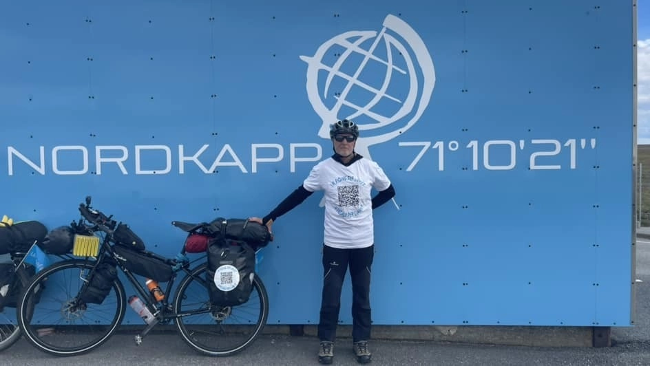 Carlo Pellegrini, 62 anni, professore di Vicopisano, si è spinto con la sua bicicletta fino ai confini del Polo Nord per raccogliere fondi per sostenere i progetti dell’Unicef per l’infanzia