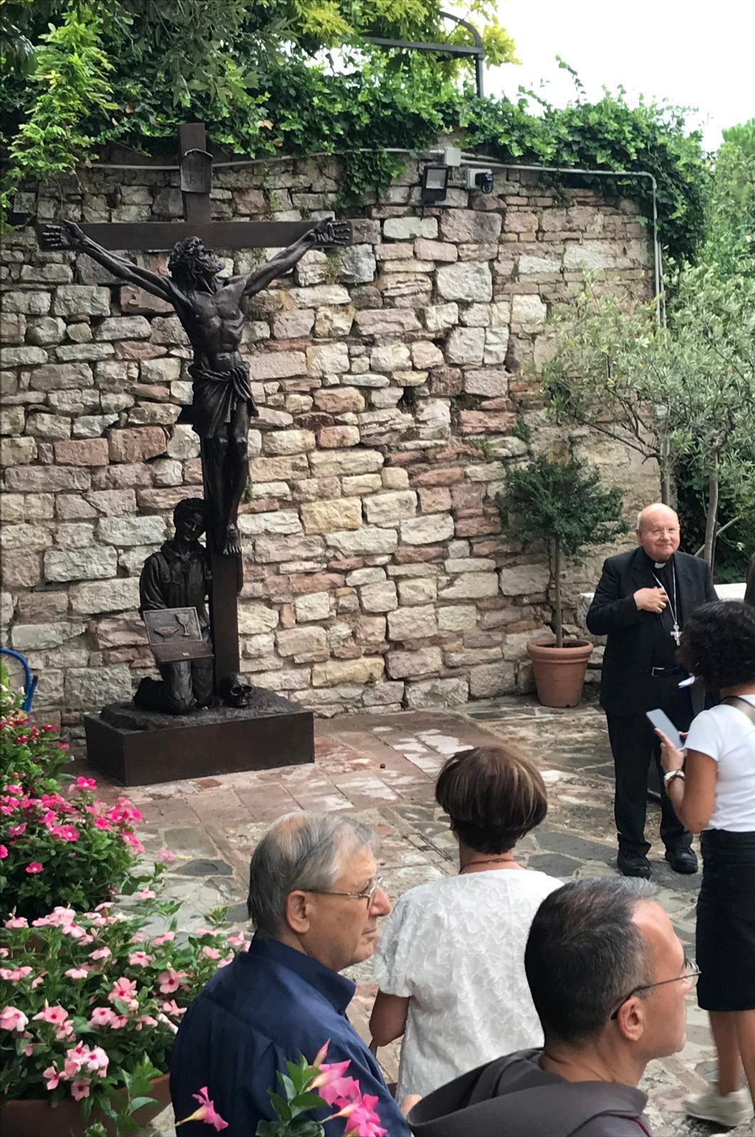carlo acutis santo dei millenial verso la canonizzazione inaugurata la statua con il beato