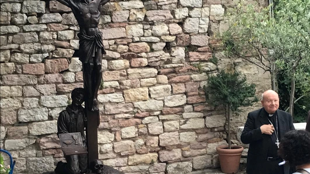 La statua è stata inaugurata dal vescovo
