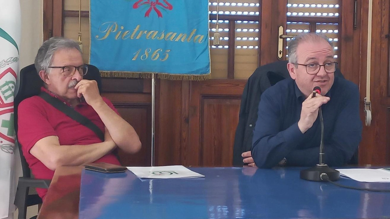 Il presidente della Croce Verde Gabriele Dalle Luche (a destra) e il vicepresidente Raffaele Berardi durante la presentazione del Centro di ascolto e orientamento che è ripartito alla sede dell’associazione in via Capriglia Il presidente della Croce Verde Gabriele Dalle Luche (a destra) e il vicepresidente Raffaele Berardi durante la presentazione del Centro di ascolto e orientamento che è ripartito alla sede dell’associazione in via Capriglia