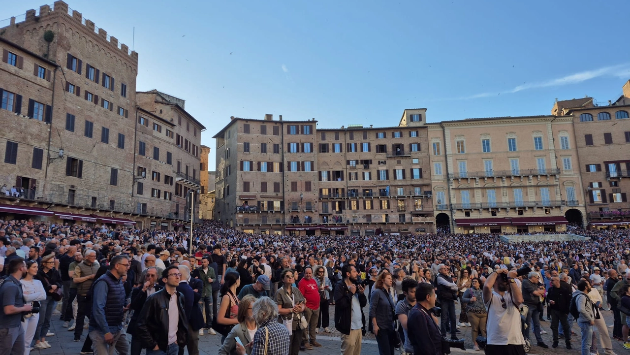 Piazza del Campo si riempie per l'estrazione delle contrade per il Palio del 2 luglio Piazza del Campo si riempie per l'estrazione delle contrade per il Palio del 2 luglio