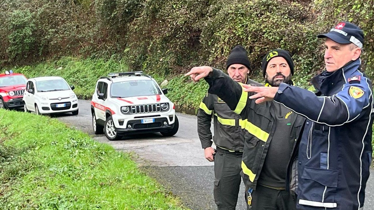 Protezione civile al lavoro a Vietina, frazione di Montignoso, per monitorare la frana Protezione civile al lavoro a Vietina, frazione di Montignoso, per monitorare la frana