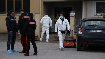 Uccisa a coltellate a Rufina. Caccia alle verità nel pc. Lui è ancora in coma