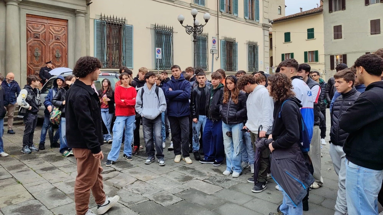 La delegazione dell’Itis con il consigliere Gabriele Giacomelli; sotto un momento della protesta