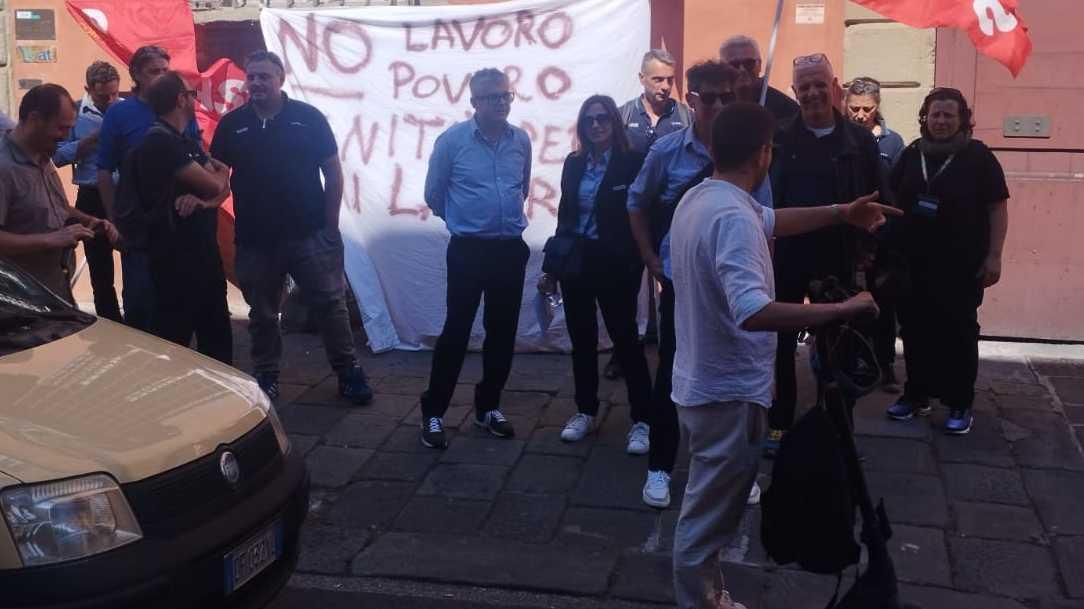 https://www.lanazione.it/image-service/view/acePublic/alias/contentid/YzExNDNjYTAtZmJkMC00/0/autolinee-sit-in-dei-cobas-i-malumori-per-i-turni-di-lavoro.jpeg?f=16:9&w=1200&h=630