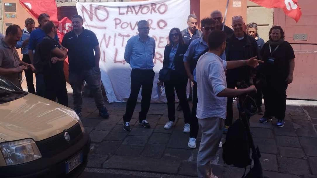 L’iniziativa dei Cobas ieri mattina davanti alla ex sede di Copit in via Pacini mentre era in corso l’incontro con i sindacati L’iniziativa dei Cobas ieri mattina davanti alla ex sede di Copit in via Pacini mentre era in corso l’incontro con i sindacati
